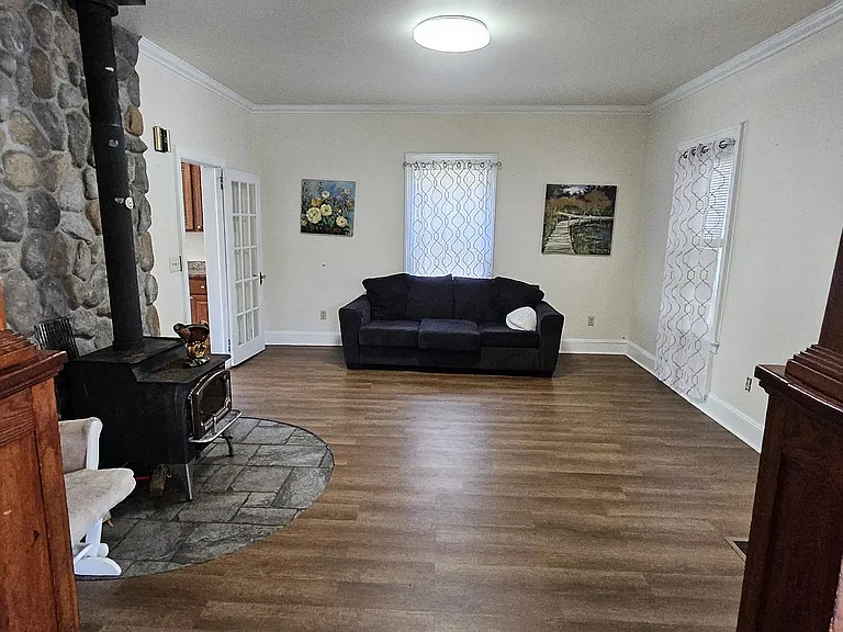 16 Sanford Ave — Photo 5