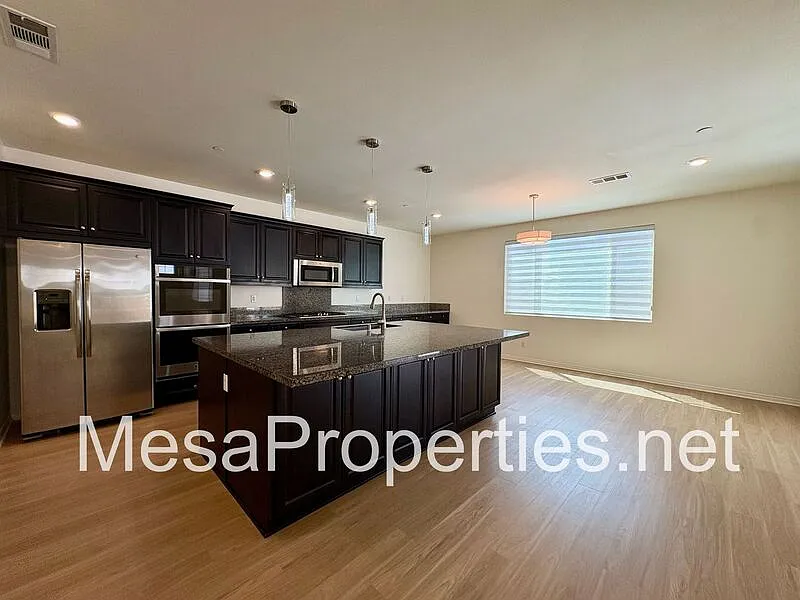5 bed, 3.0 bath, 2765 sqft, $4,300 — Photo 3