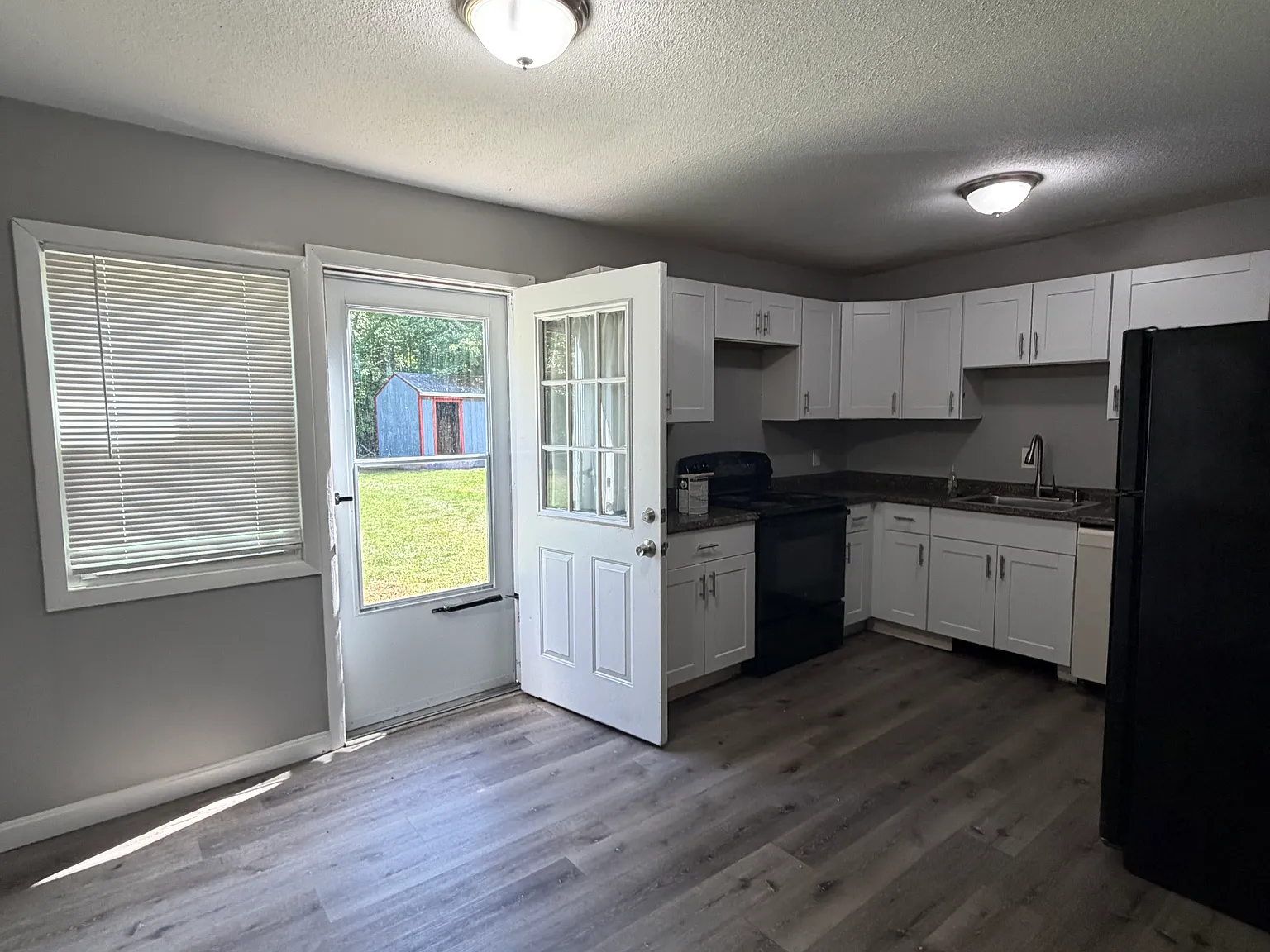 3 bed, 950 sqft, $2,500 — Photo 2