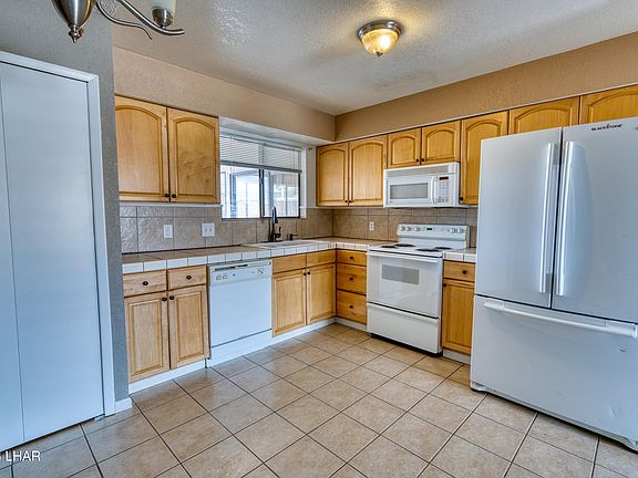 4th image of 3535 Bluegrass Dr