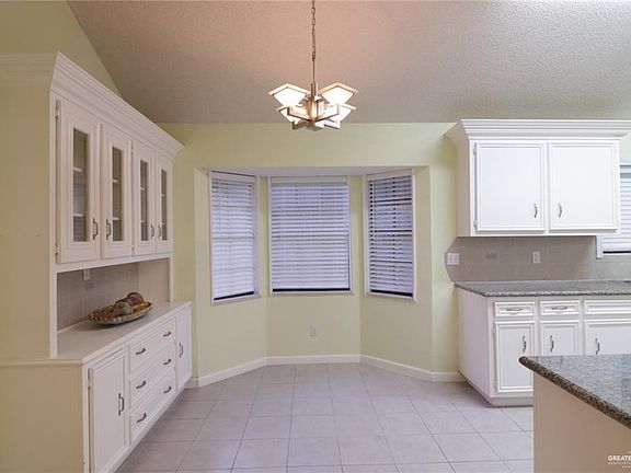3rd image of 405 Larkspur Ave
