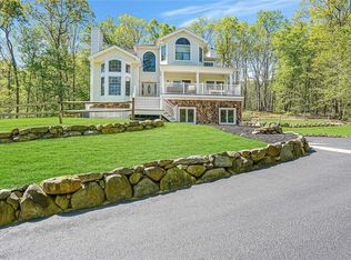 284 N Country Rd, Wading River, NY 11792