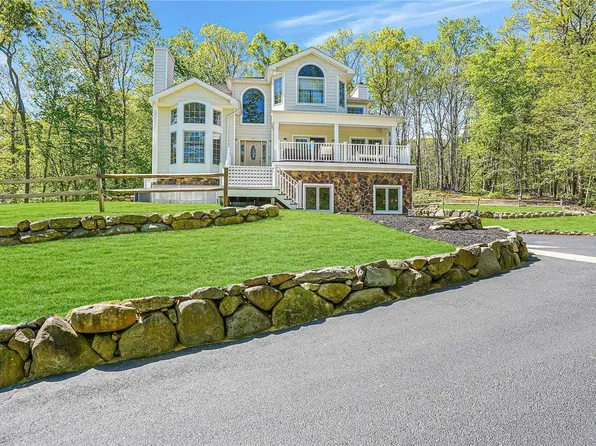 284 N Country Road, Wading River, NY 11792