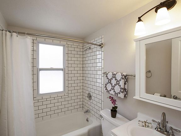 5th image of 4738 W Montrose Ave