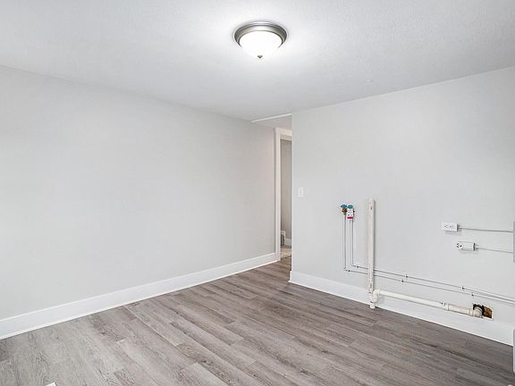 5th image of 14390 Van Buren St