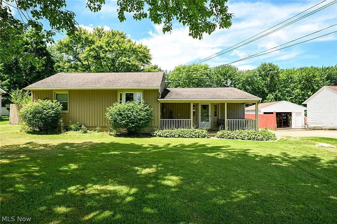 640 Maplewood Ave photo 1