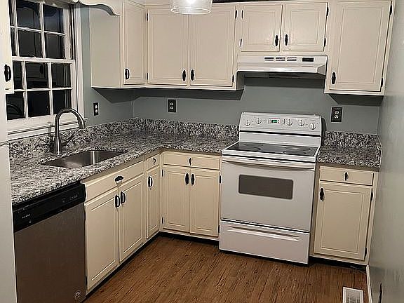Kitchen w/ Granite