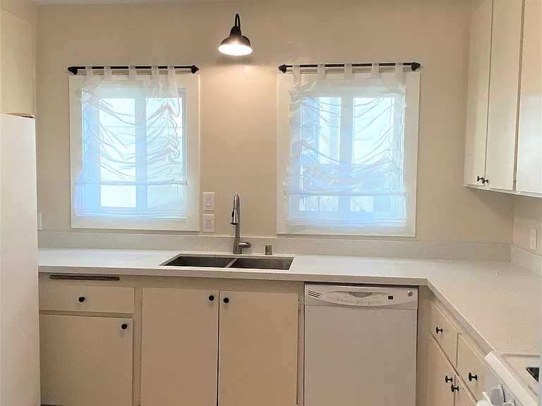 613 Roycroft Ave — Photo 8