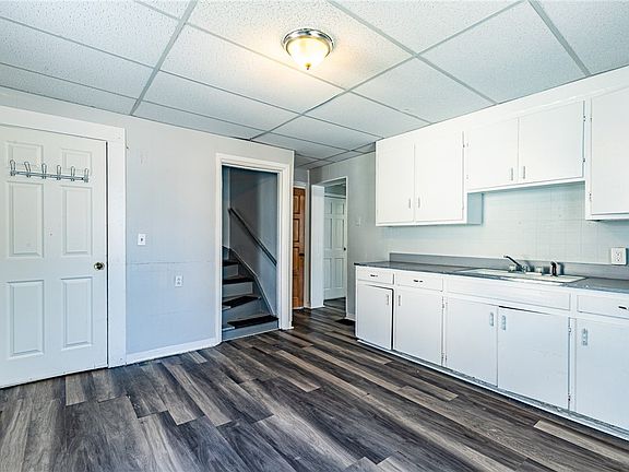 5th image of 122 Ambrose St