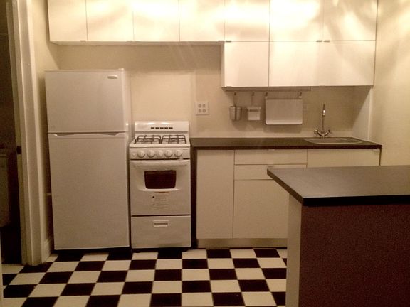 2nd image of 902 S Claremont Ave #1