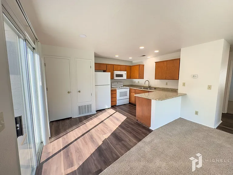 Amanda Place Apartments — Photo 37