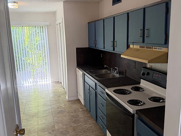 4th image of 2405 Lakeview Cir #2407