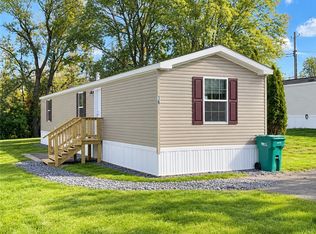 16 Melbar Dr, Farmington, NY 14425