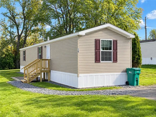 16 Melbar Dr, Farmington, NY 14425