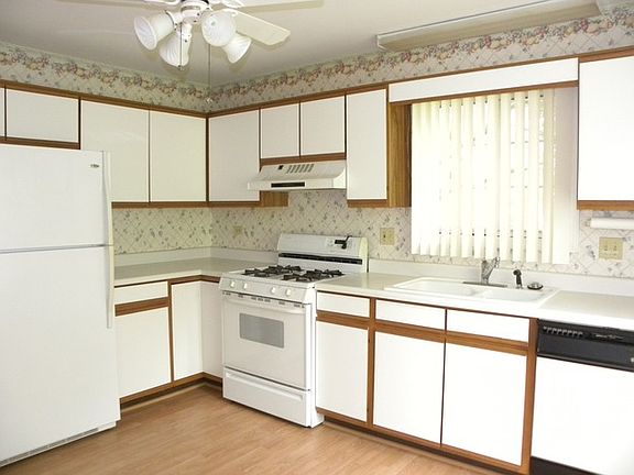 4th image of 2434 Charleston Dr Unit 1
