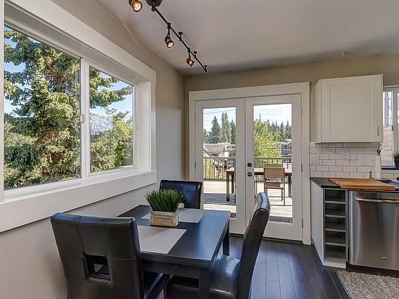 Dining area off kitchen