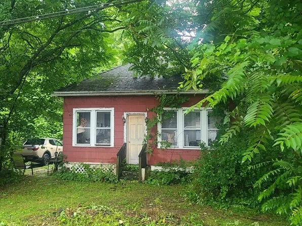 8 White St, Wilbraham, MA 01095