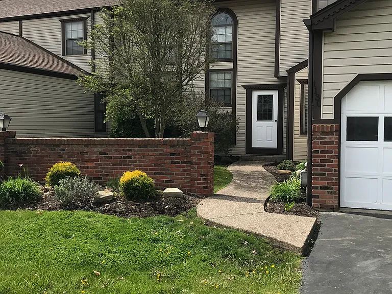 1130 Valleyview Dr — Photo 2
