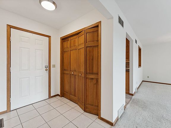 3rd image of 884 Iroquois Cir