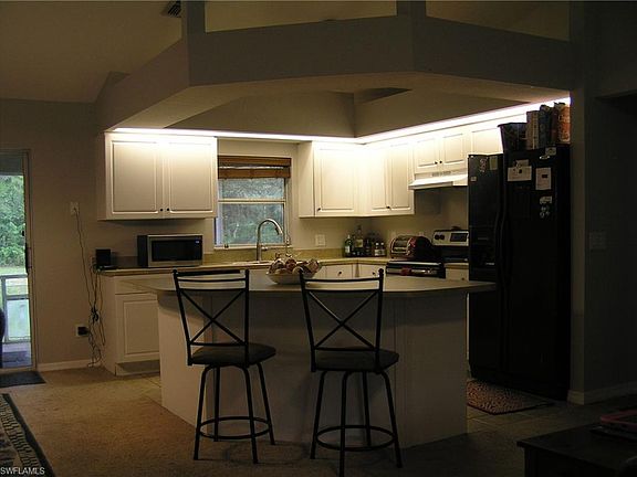 5th image of 626 Ames St E