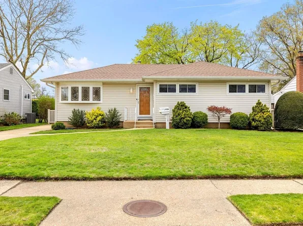 438 Chestnut Lane, East Meadow, NY 11554