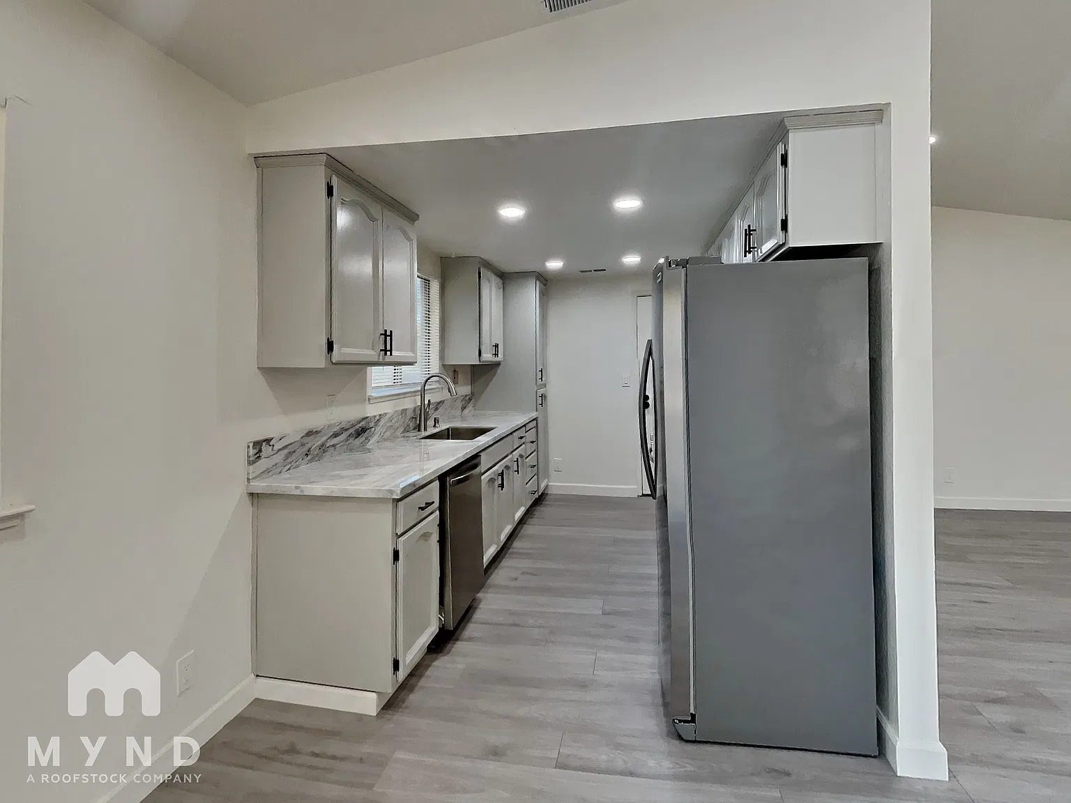 3 bed, 2.0 bath, 1200 sqft, $2,469 — Photo 2