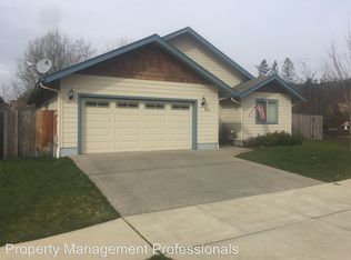 328 SW Wagner Meadows Dr, Grants Pass, OR 97526