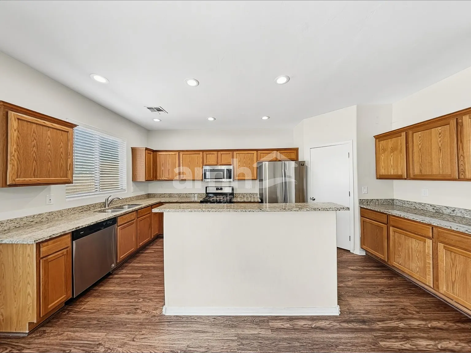 4 bed, 2.5 bath, 2289 sqft, $2,330 — Photo 4