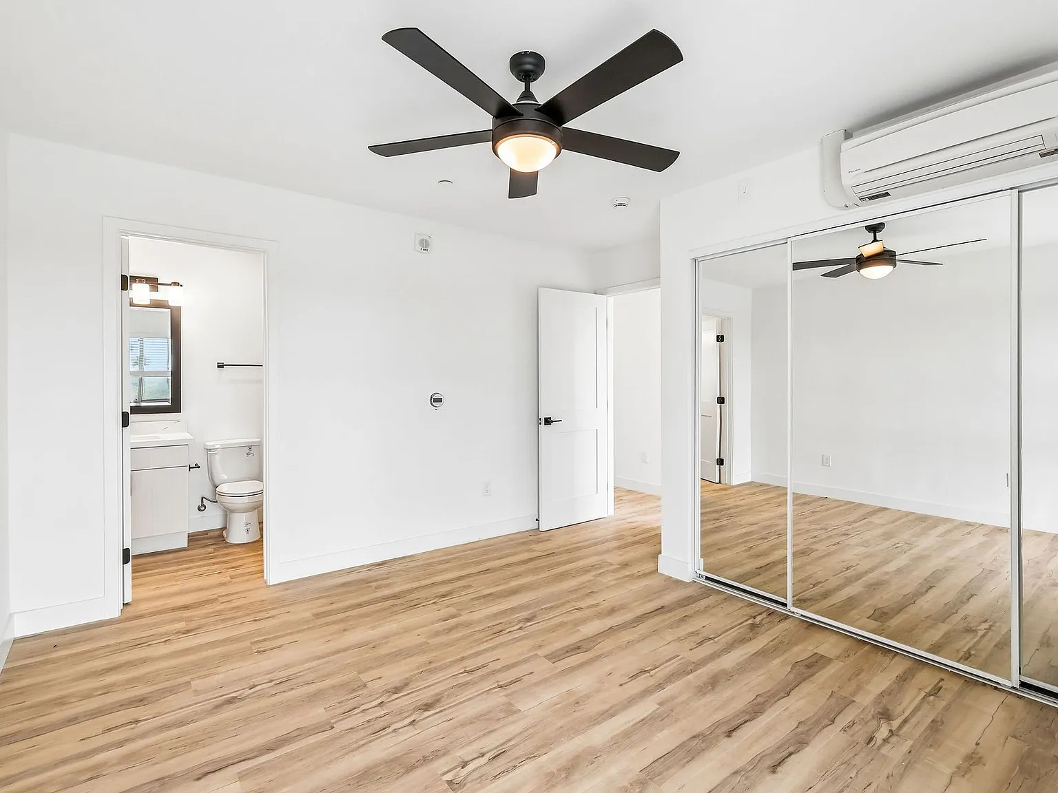The Mayer @ PB | Modern Pacific Beach Apartments Near the Coast — Photo 3