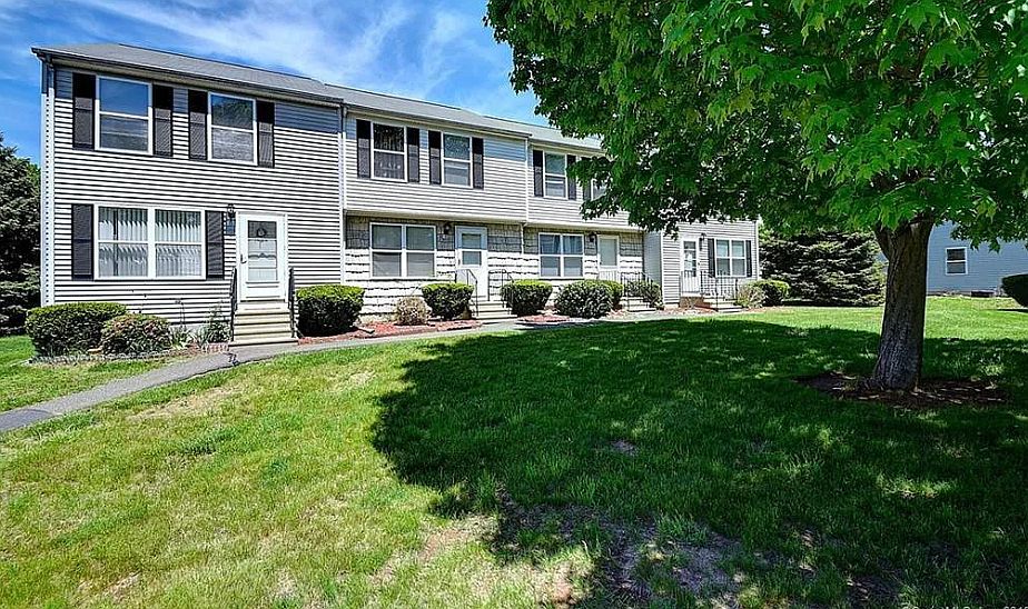 1st image of 10 Holly Ln