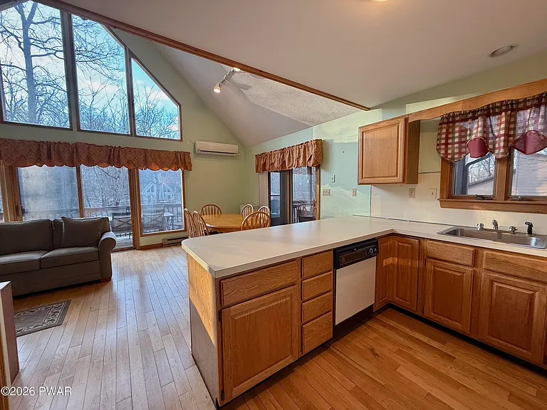 103 Laurel Rd — Photo 3