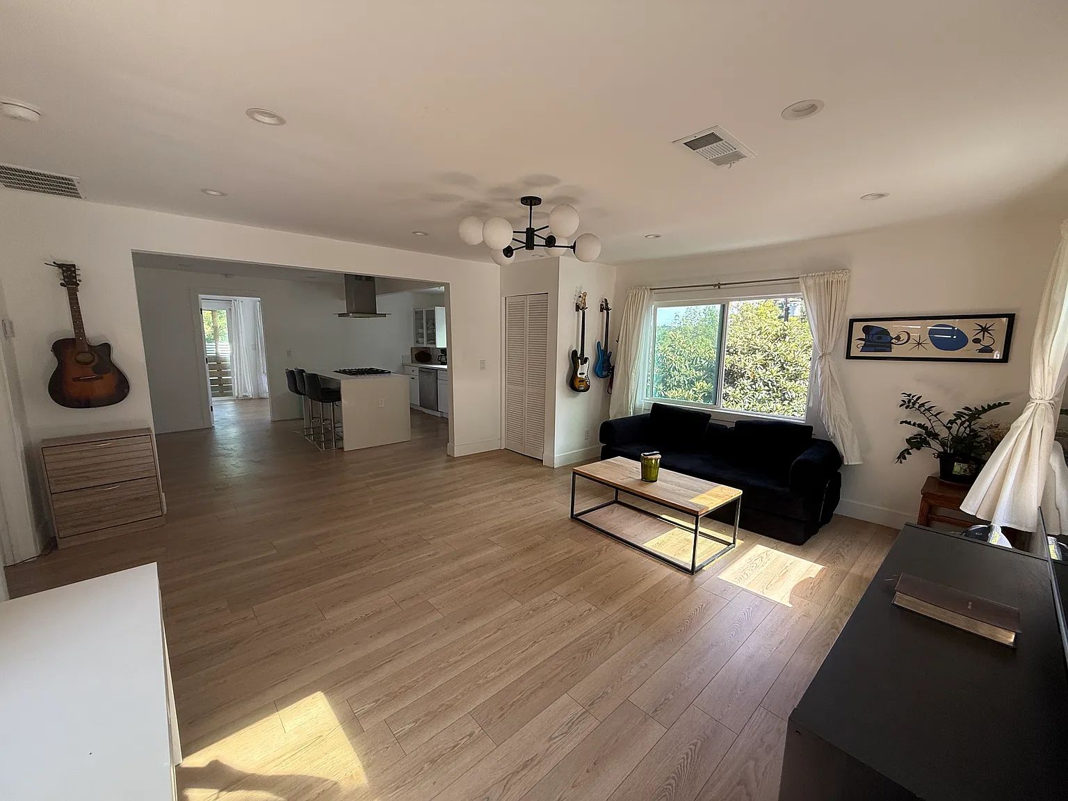2 bed, 905 sqft, $4,000 — Photo 2