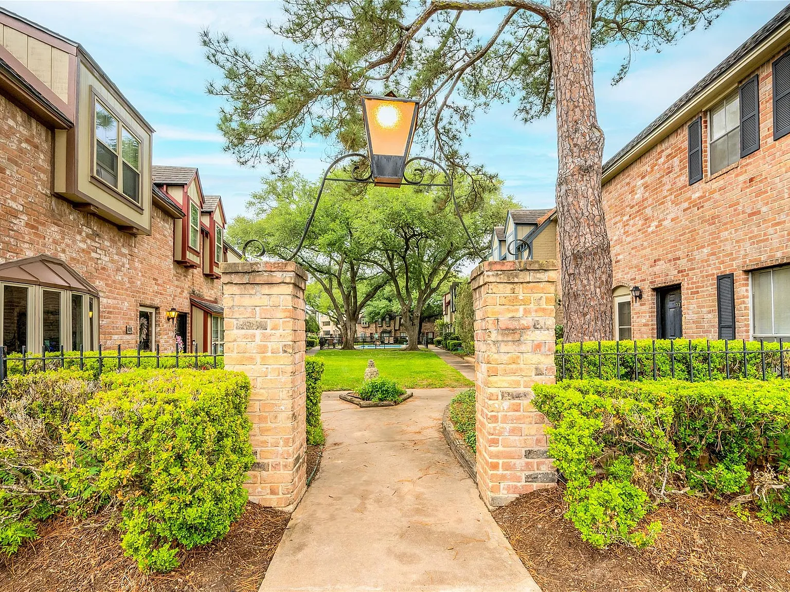2 bed, 2.5 bath, 1326 sqft, $3,400 — Photo 2