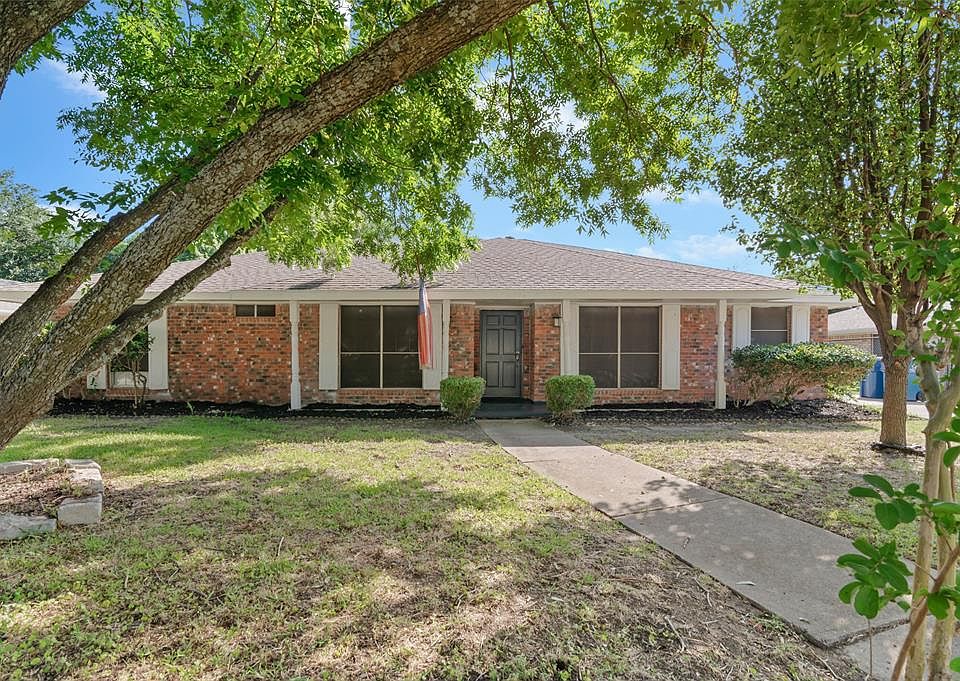 Ranch-style home featuring a front yard