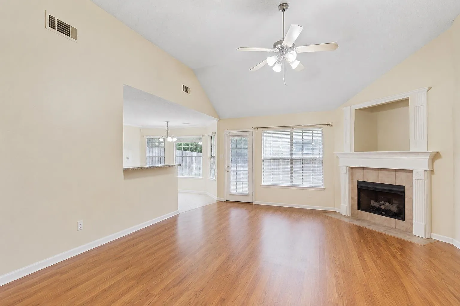 3 bed, 2.0 bath, 1392 sqft, $1,750 — Photo 3