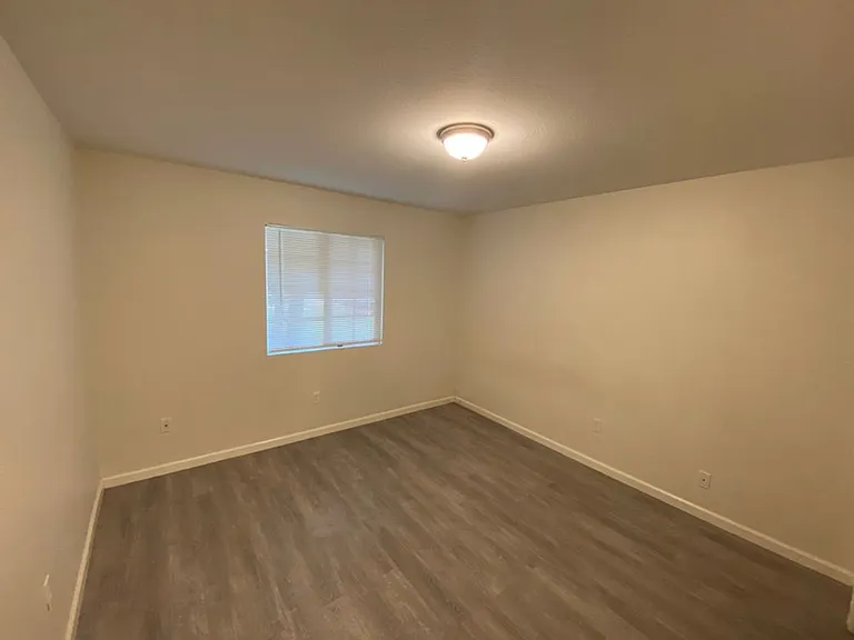 210 W Sheila Ln — Photo 5