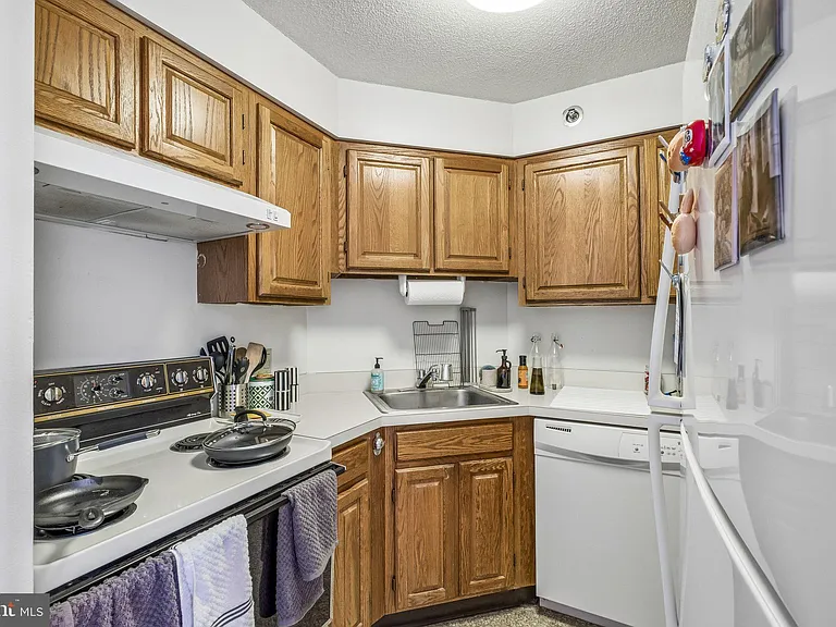 2020 Walnut St #28A — Photo 4