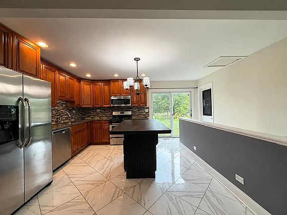 4th image of 688 Laurel Ave #688