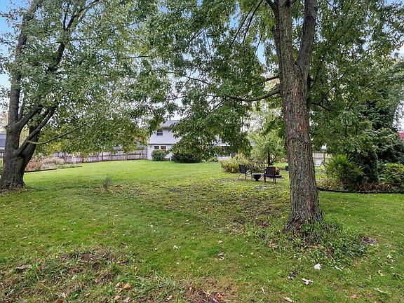 3rd image of 6721 Lake Crest Ct