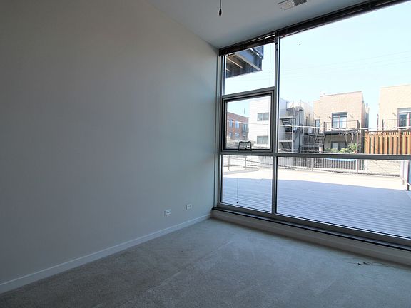 2nd image of 1548 W Fullerton Ave #207