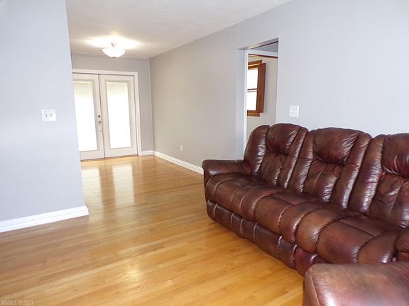 5th image of 210 Walnut Dr