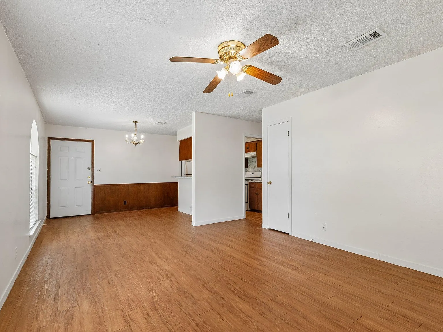 2 bed, 1.0 bath, 975 sqft, $1,550 — Photo 2