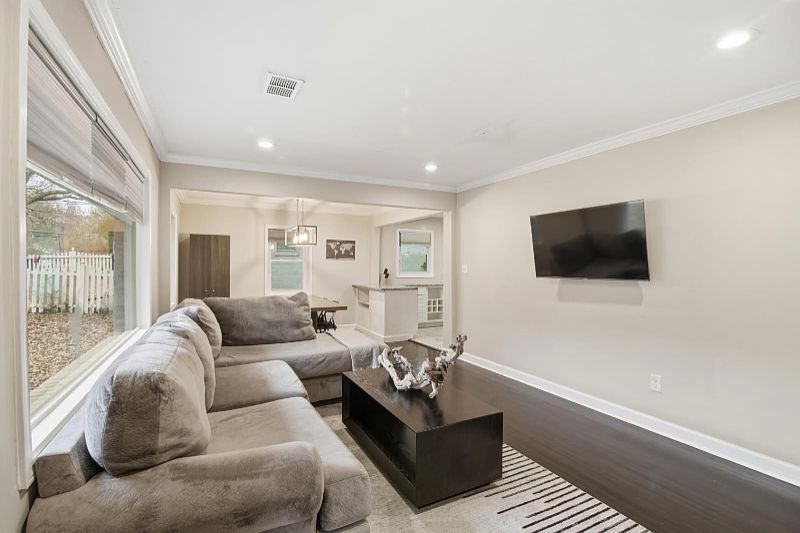 1st image of 1373 Benteen Way SE