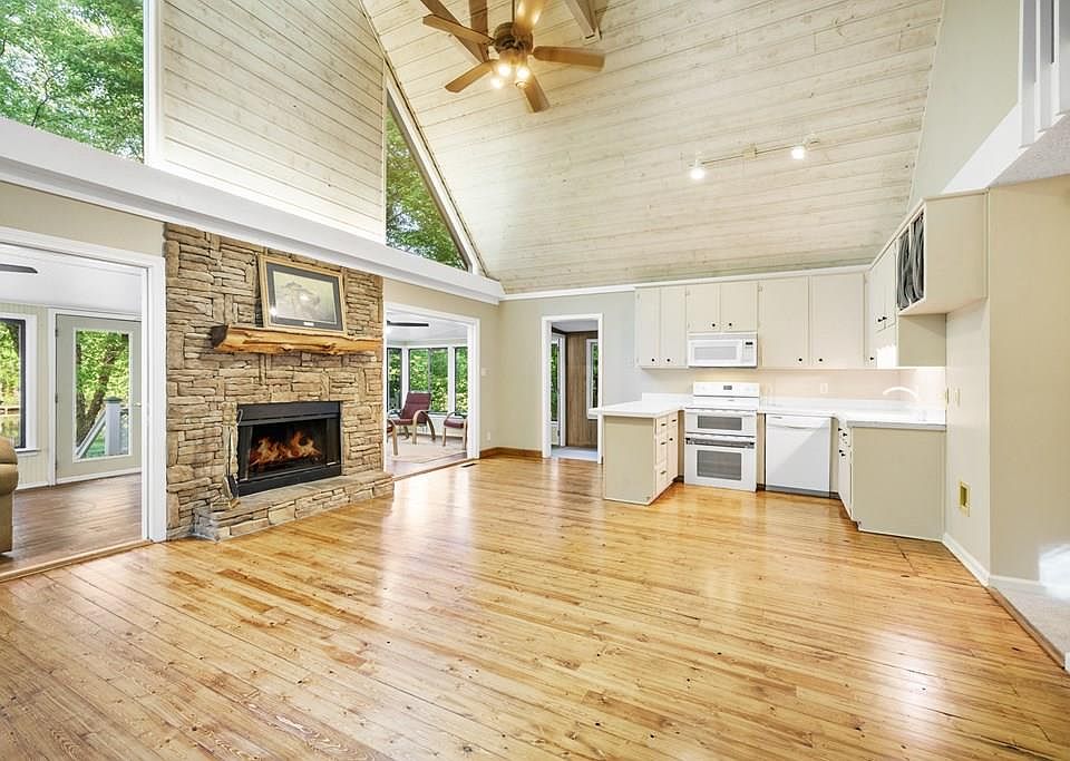 1st image of 120 Woodslake Dr