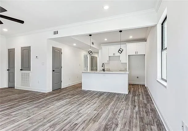 9528 Stroelitz St — Photo 4