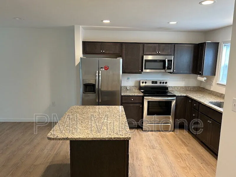 3 bed, 3.5 bath, 2040 sqft, $1,850 — Photo 4