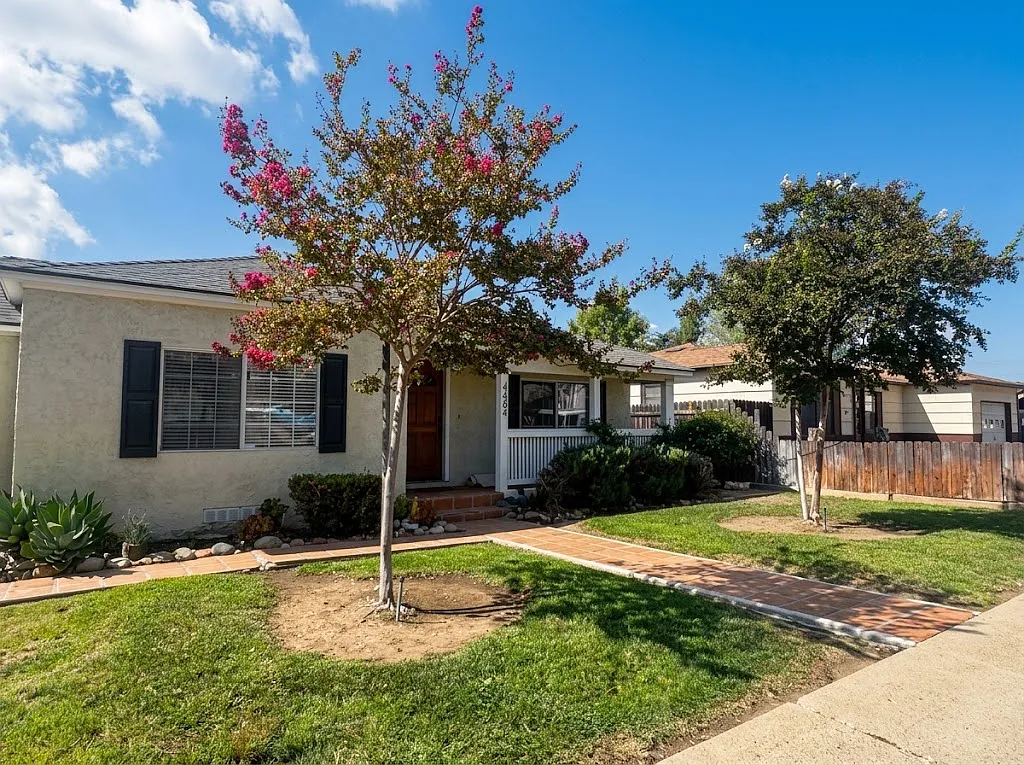 3 bed, 1325 sqft, $4,100 — Photo 2