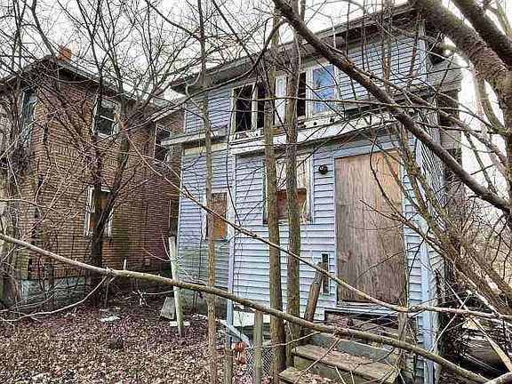 121 E Greendale