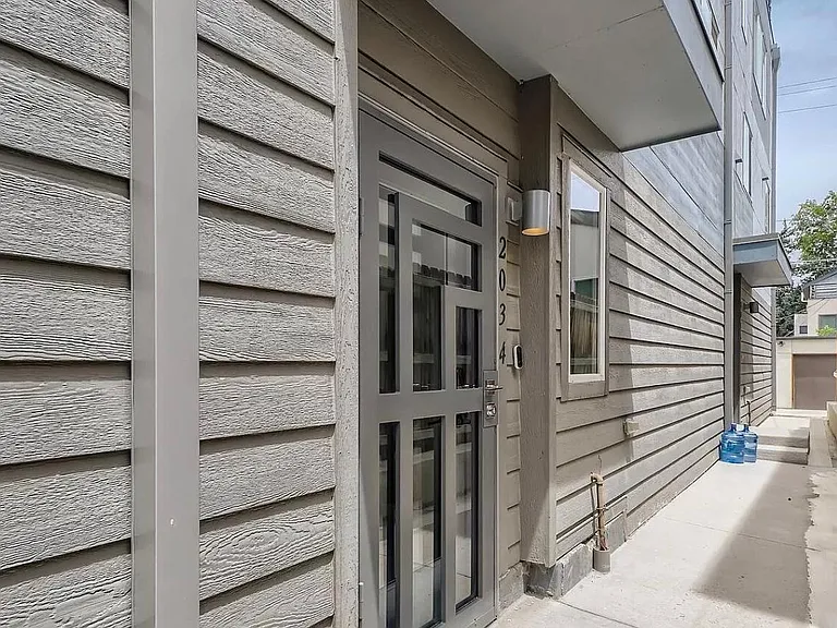 2034 N High St — Photo 4
