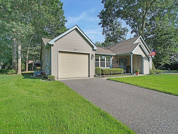 4th image of 562 Petunia Lane